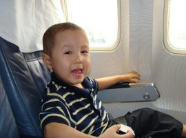 Trẻ em đi máy bay cần giấy tờ gì – Kinh nghiệm khi bay cùng bé!